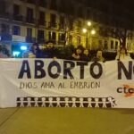 Asistentes al rosario a favor de la vvida en pamplona con pancarta provida "aborto no, Dios ama al embrión"