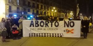 Asistentes al rosario a favor de la vvida en pamplona con pancarta provida "aborto no, Dios ama al embrión"