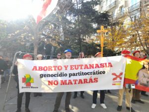 Personas con pancarta del rosario en Madrid "aborto y eutanasía, no matarás" pone en la pancarta.