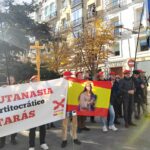 Foto de personas concentradas con pancarta reinvindicativa a favor de la vida "aborto y eutanasia, no matarás" pone en la pancarta y con bandera de España con maría ilustrada.